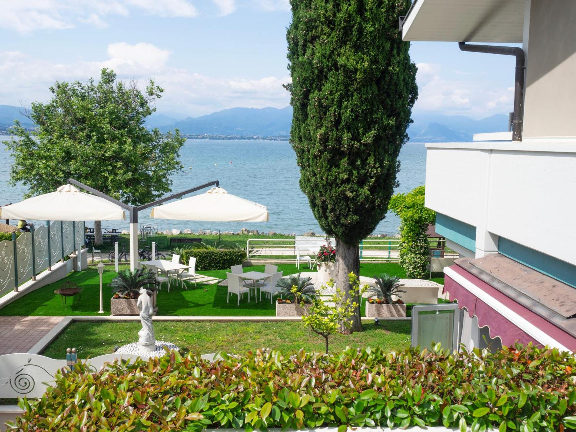 Hotel Aquila D'Oro Desenzano Дезенцано-дель-Гарда Экстерьер фото