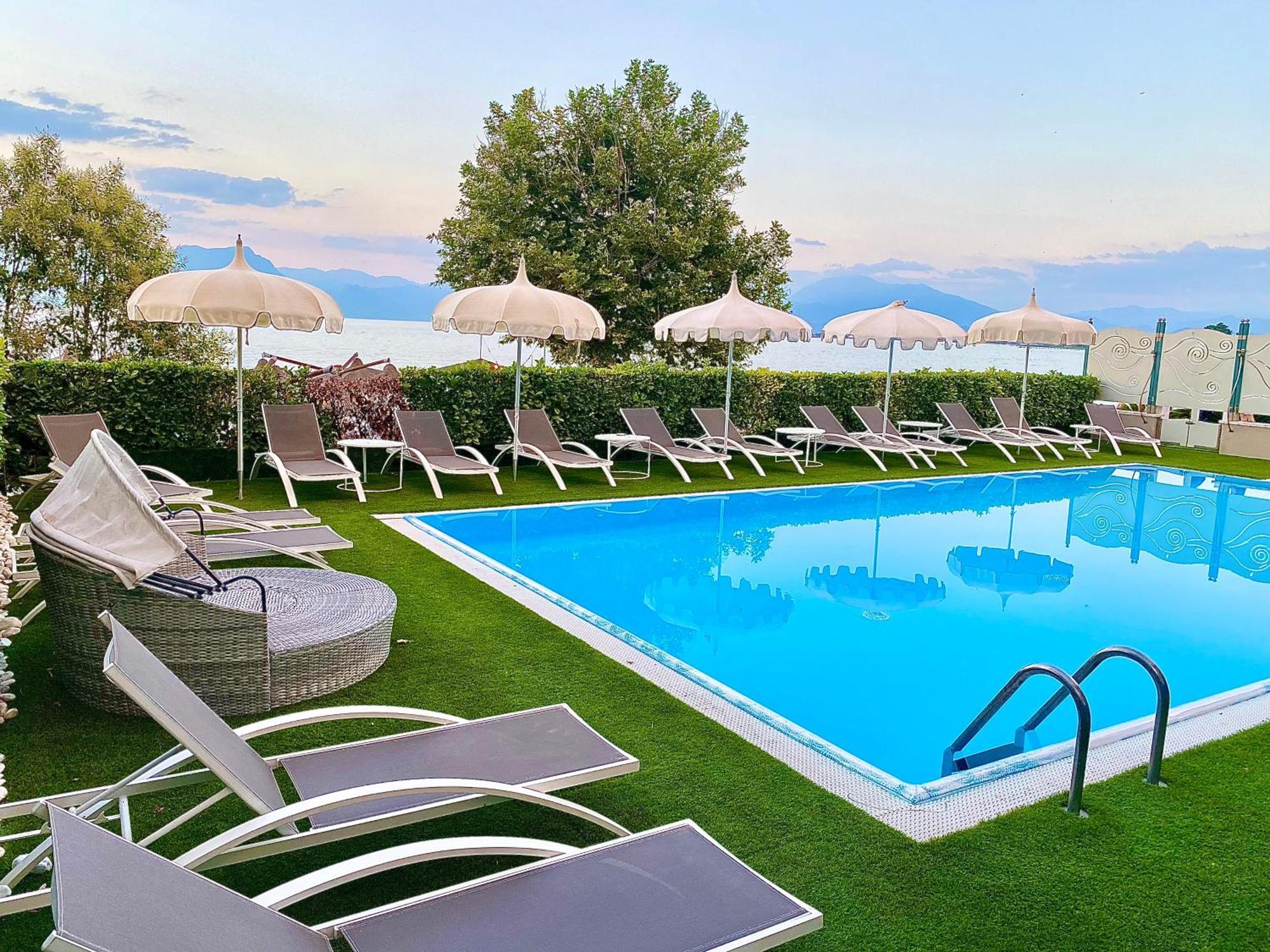 Hotel Aquila D'Oro Desenzano Дезенцано-дель-Гарда Экстерьер фото